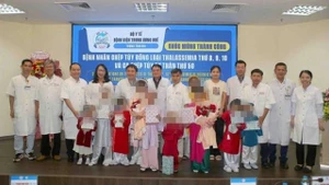 Les médecins de l’Hôpital central de Hue organisent une cérémonie de sortie pour les jeunes patients. Photo : laodong.vn