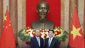 Le président Luong Cuong (à droite) serre la main du président de l’Assemblée populaire nationale de Chine, Zhao Leji, à Hanoi, le 1er septembre. Photo : VNA.