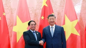 Le Premier ministre Pham Minh Chinh (à gauche) et le Secrétaire général du Parti communiste et président chinois Xi Jinping en marge du sommet de l’OCS. Photo : VGP.