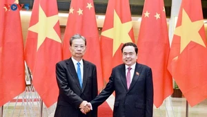 Le président de l’Assemblée nationale du Vietnam, Tran Thanh Man (à droite) et Zhao Leji, président de l’Assemblée populaire nationale de Chine. Photo : VOV.