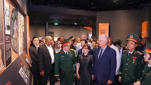 Le Président cubain, Miguel Díaz-Canel Bermúdez au Musée d’Histoire militaire du Vietnam. Photo : VNA.