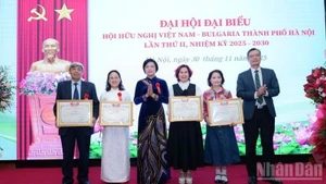 La vice-présidente permanente de l’Union des organisations d’amitié de la ville de Hanoï, Tran Thi Phuong, a remis des certificats de mérite aux individus et collectifs ayant apporté des contributions exceptionnelles au cours du dernier mandat. Photo : nhandan.vn