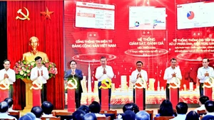 Le secrétaire général du Parti To Lam, le Premier ministre Pham Minh Chinh, le membre permanent du Secrétariat du Comité central du Parti Tran Cam Tu, ainsi que d’autres dirigeants du Parti et de l’État, ont participé à la cérémonie de lancement de trois plateformes numériques au service de la mise en œuvre de la Résolution n° 57-NQ/TW du 2 juillet 2025. Photo : nhandan.vn