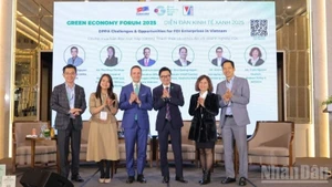 Des experts et intervenants, nationaux et internationaux, lors de l’une des nombreuses sessions de discussion du forum. Photo: nhandan.vn