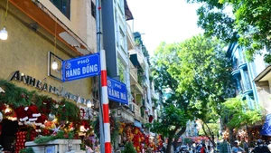 La rue Hang Ma est devenue plus dégagée et mieux ordonnée après l’intervention des autorités pour remettre de l’ordre et prévenir l’empiétement des trottoirs. Photo : baovanhoa.vn