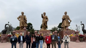 La délégation de journalistes internationaux visite et découvre des sites historiques et culturels emblématiques de la ville de Hai Phong. Photo : thoidai.com.vn