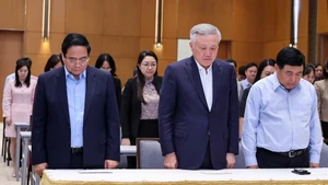 Le Premier ministre Pham Minh Chinh, les vice-Premiers ministres ainsi que les cadres, fonctionnaires et agents de l’Office du gouvernement rendent hommage aux concitoyens décédés à cause des tempêtes et inondations. Photo: VNA