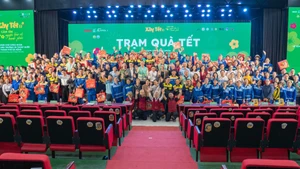 Les représentants du comité d’organisation, des sponsors et les dirigeants ont remis des cadeaux du Têt aux ouvriers participant au programme. Photo : nhandan.vn