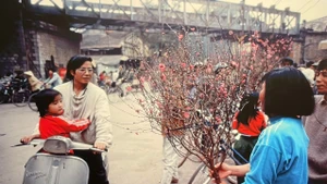 Le Nouvel An dans la photographie Tết Hàng Lược (1989) du photographe français Nicolas Cornet.