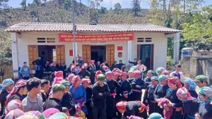 Les habitants du village de Ban Lien participent ensemble au jeu traditionnel de lutte à la perche à l’occasion du festival. Photo: vietnamnet.vn