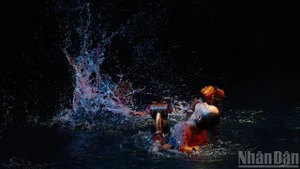 Lorsque le fracas de l’eau éclate et que la lumière perce l’obscurité, le public entre dans un rêve – un espace où l’art de la marionnette cesse d’être confiné. Photo : nhandan.vn