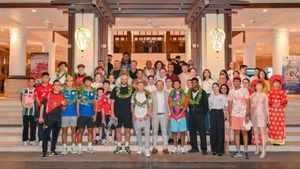 Deux légendes de Manchester United et du football anglais sont arrivées à Da Nang dans la soirée du 25 juin. Photo : nhandan.vn