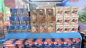 Les produits de crackers aux crevettes et de crackers au crabe, certifiés OCOP, de la coopérative Hang Vinh – Nam Can sont exposés et présentés aux consommateurs. Photo: congthuong.vn 
