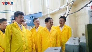 Le vice-Premier ministre Bui Thanh Son visite l’Institut de recherche nucléaire de Dà Lat. Photo : VOV.