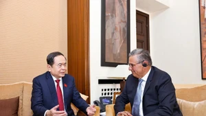 Le président de l’Assemblée nationale du Vietnam, Tran Thanh Man (gauche), et le Premier ministre marocain, Aziz Akhannouch. Photo : VNA.