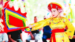 L’artiste exécute le rite de possession spirituelle consacré à la Deuxième Princesse Royale, dans le cadre du culte des Déesses-Mères. Photo : Institut de recherche pour la conservation et le développement de la culture d’Asie du Sud-Est.