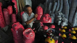 L’artisan Vu Huy Dong fabrique des jouets traditionnels pour la Fête de la mi-automne. Photo : nhandan.vn