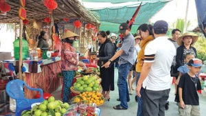 Les visiteurs au marché de Ben Nhut à An Giang. Photo : Saigontourist/CVN.