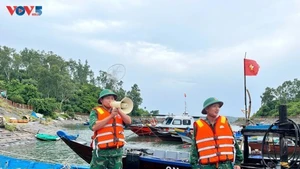 À Da Nang, les gardes-frontières orientent les navires vers des zones d’ancrage sécurisées. Photo : Long Phi/VOV-Centre.