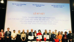 Signature d’un mémorandum de coopération entre le Département des Sports relevant du Ministère de la Culture, des Sports et du Tourisme, l’Association d’amitié et de coopération Vietnam–France et l’Association francophone pour le sport. Photo : Minh Hanh/NDEL.
