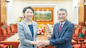 Lê Minh Hung, membre du Bureau politique, secrétaire du Comité central du Parti, chef de la Commission centrale d’organisation du Parti et président du Groupe des parlementaires d’amitié Vietnam – Japon (droite) et Obuchi Yuko, présidente de l’Alliance parlementaire d’amitié Japon-Vietnam. Photo: daibieunhandan.vn