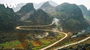 Un voyage au Vietnam ne saurait être complet sans l’expérience des routes de montagne spectaculaires du plateau karstique de Dong Van, dans la province de Tuyen Quang. Photo: VOV