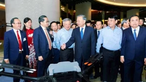 Le secrétaire général To Lam, le Président de la République Luong Cuong, le président de l’Assemblée nationale Tran Thanh Man, ainsi que les dirigeants du Parti et de l’État ont visité l’exposition sur l’économie privée lors de la Conférence nationale sur la mise en œuvre des Résolutions n°66 et n°68 du Bureau politique, le 18 mai 2025. Photo : baoquocte.vn