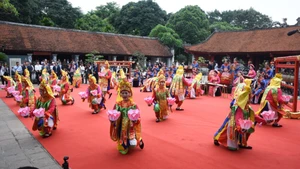 Des artistes interprètent le « nha nhac » (la musique de cour de Hue ) au Temple de la Littérature à l’occasion de la visite, le 26 mai 2025, du secrétaire général To Lam et de son épouse Ngo Phuong Ly, en compagnie du président français Emmanuel Macron et de son épouse Brigitte Macron. Photo : nhandan.vn
