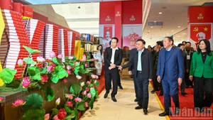 Tran Cam Tu, membre permanent du Secrétariat du Comité central et chef de la Sous-commission chargée de l’organisation et des services du Congrès, inspecte la phase de prévalidation des préparatifs organisationnels du XIVᵉ Congrès du Parti. Photo : nhandan.vn