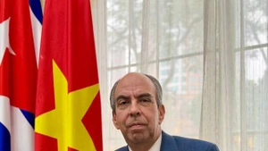 L'ambassadeur cubain Rogelio Polanco Fuentes répond à une interview de la VNA. Photo : VNA. 