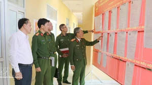 Une délégation du Département de la sécurité publique de Ninh Binh inspecte les préparatifs des élections au Centre de détention n° 2, dans le quartier de Ly Thuong Kiêt. Photo : VNA. 