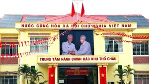 Sur la photo : le bureau de vote situé au Centre administratif de la zone spéciale de Tho Chau. Photo : VNA.