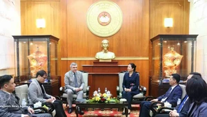 La vice-présidente et secrétaire générale du Comité central du Front de la Patrie du Vietnam (FPV), Ha Thi Nga (droite), a reçu ce jeudi 12 mars à Hanoï V. G. Kalganov, vice-président du Comité des relations extérieures de Saint-Pétersbourg. Photo : VNA. 