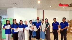 La section de l’Union de la jeunesse du Centre d’information de la VNA pour la région Sud et la société Reshare réceptionnent des objets usagés, le matin du 10 mars. Photo: VNA