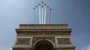 Le défilé militaire sur les Champs-Élysées, à Paris. Photo : VOV.