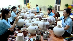 Cette édition spéciale du vase « Giot Ngoc » en céramique Chu Dau. Photo: nhandan.vn