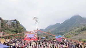 La fête Gau Tao est préservée et transmise de génération en génération, devenant un espace de vie culturelle communautaire qui contribue à renforcer les liens entre villages et à consolider la grande union des ethnies présentes dans la commune. Photo: hanoimoi.vn