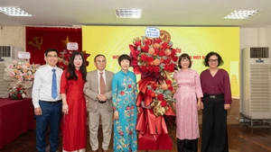 « Un représentant du Département de la culture de base, de la famille et des bibliothèques relevant du ministère de la Culture, des Sports et du Tourisme offre des fleurs au Bureau permanent de l’Association. Photo: nhandan.vn