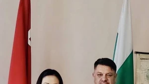 L’ambassadrice du Vietnam en Bulgarie, Nguyên Thi Minh Nguyêt, et Atanas Zafirov, vice-Premier ministre bulgare et président du Parti socialiste bulgare (BSP). Photo: VNA