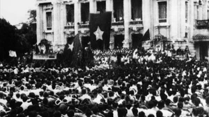 Le matin du 19 août 1945, des centaines de milliers d’habitants de Hanoï et des provinces voisines ont convergé par toutes les routes vers la place de l’Opéra de Hanoï pour participer à un grand meeting populaire sans précédent, en soutien à l’Insurrection générale pour la prise du pouvoir. Photo d'archives : VNA.