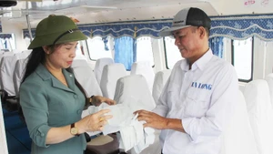Les touristes échangent leurs sacs en plastique à usage unique contre des sacs biodégradables sûrs au port de passagers avant de se rendre sur l’île de Co To, au Nord-Est du Vietnam. Photo : nhandan.vn