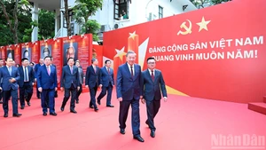 Le secrétaire général du Parti, To Lam, accompagné des dirigeants du Parti et de l’État, a assisté à la cérémonie de lancement du site d’information spécial « Parti communiste du Vietnam – XIVᵉ Congrès national