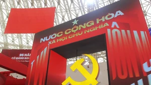 L’écran LED orné du symbole du communisme devient le point focal marquant de cette zone. Photo : nhandan.vn