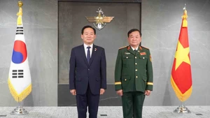 Le lieutenant-général Hoang Xuan Chien, vice-ministre de la Défense nationale et vice-ministre de la Défense nationale de R. de Corée, Lee Doo Hee. (Photo fournie par le ministère de la Défense nationale)