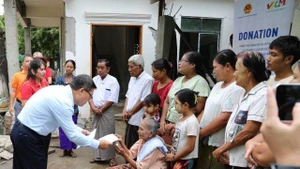 L’ambassadeur du Vietnam au Myanmar, Ly Quoc Tuan, remet le 25 juillet 2025 une aide aux moyens de subsistance aux sinistrés du séisme au Myanmar. Photo : Ambassade du Vietnam au Myanmar.