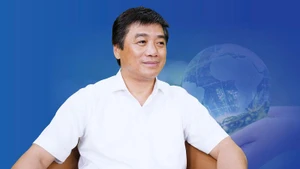 Le docteur Trinh Xuan Duc a partagé ses réflexions lors du colloque "Promouvoir l’industrie de l’environnement au Vietnam – Résoudre le défi du traitement et du recyclage des déchets solides. Photo : congthuong.vn