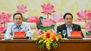 Le secrétaire du Comité du Parti du gouvernement, Premier ministre Pham Minh Chinh, et le secrétaire du Comité du Parti de l’AN, président de l’AN Tran Thanh Man, coprésident la conférence. Photo: nhandan.vn