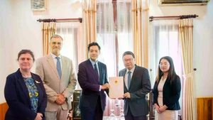 Le directeur du Département consulaire, Doan Hoang Minh, a remis l’agrément consulaire à Étienne Ranaivoson, nouveau Consul général de la France à Ho Chi Minh-Ville. Photo : baoquocte.vn