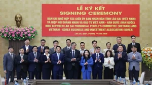 La délégation et ses partenaires sud-coréens posent pour une photo souvenir avec les dirigeants du Comité populaire provincial de Lao Cai. Photo : VKBIA.