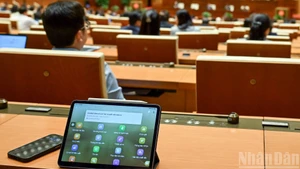Héritant des initiatives du mandat précédent en matière de construction du Parlement électronique, le XVe mandat de l’Assemblée nationale a mis à niveau et déployé l’application « Parlement 2.0 » avec des améliorations majeures et de nombreuses nouvelles fonctionnalités. Photo: nhandan.vn